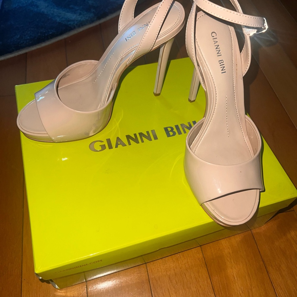 Gianni Bini Women's Cream Heels